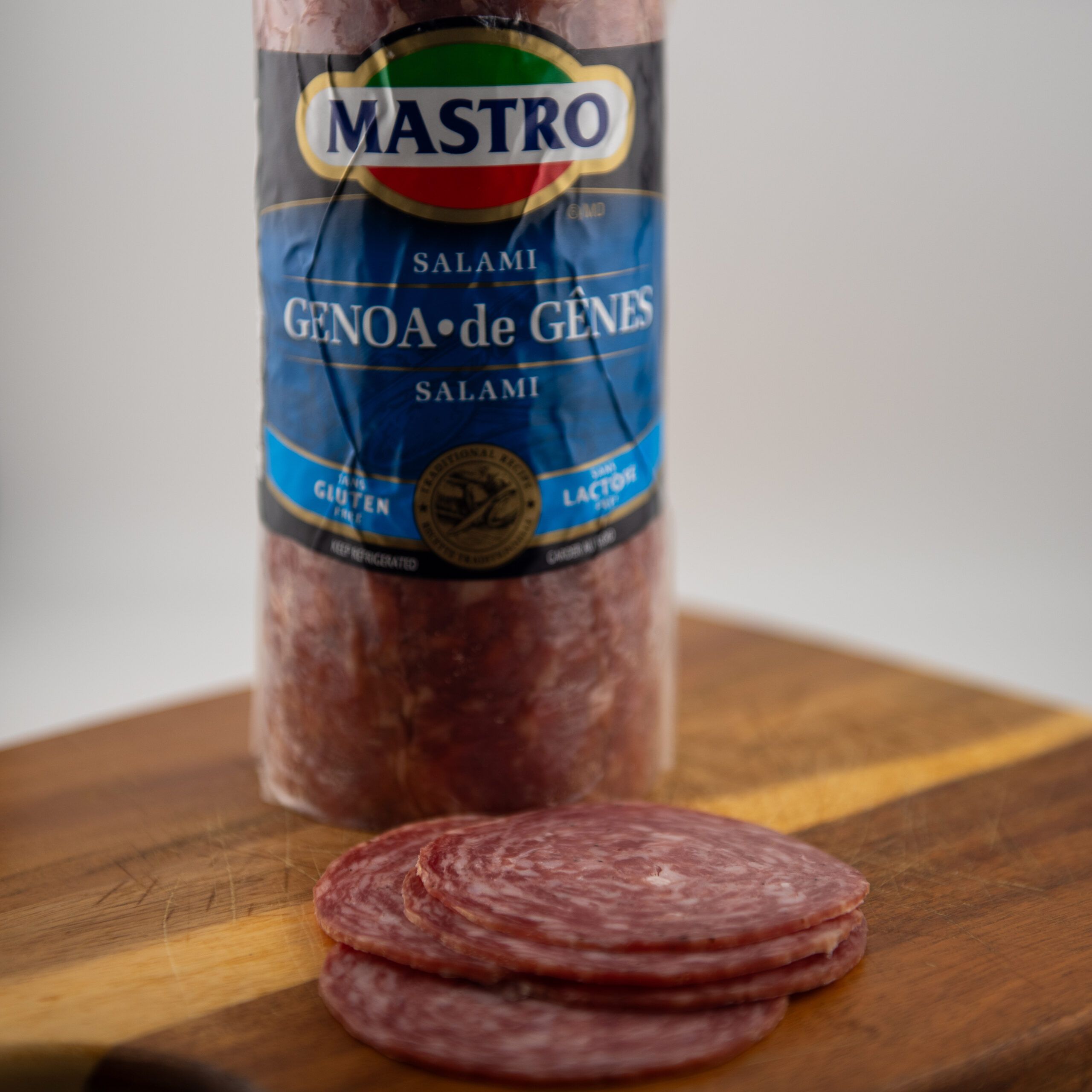 Planche de charcuterie italienne avec salami de Gênes