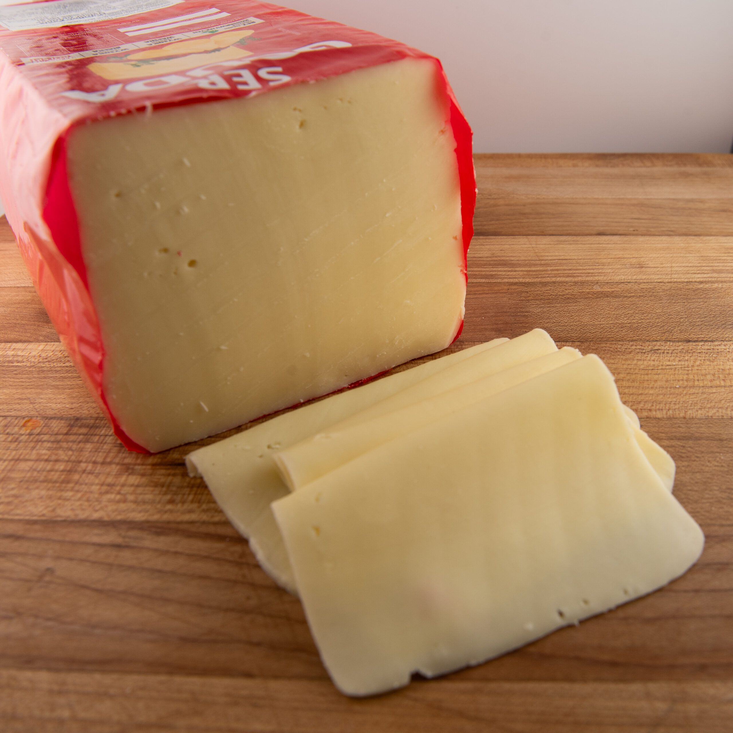 Gouda cheese, creamy and versatile, ideal for cooking or snacking